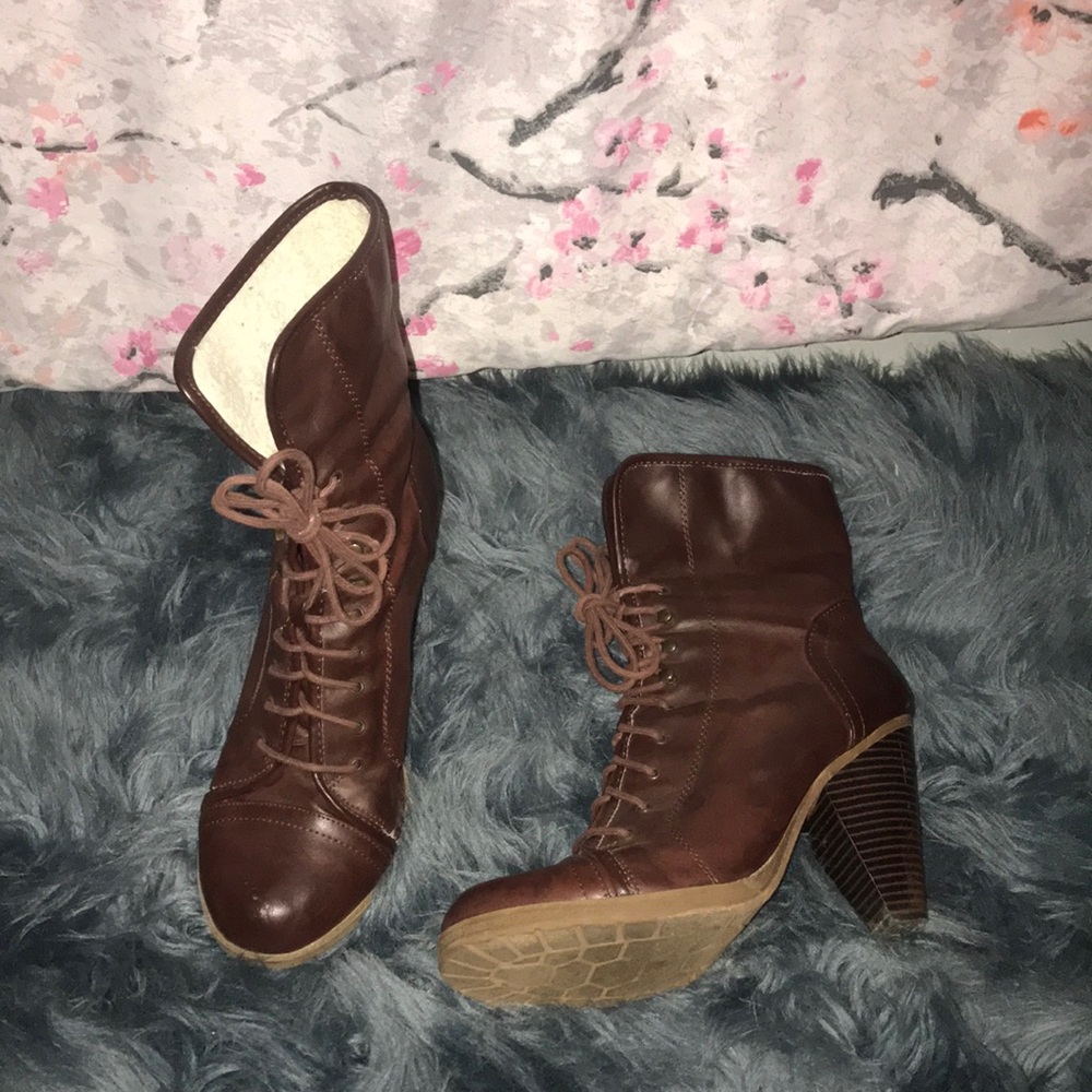 Closed toe high heeled boots.
